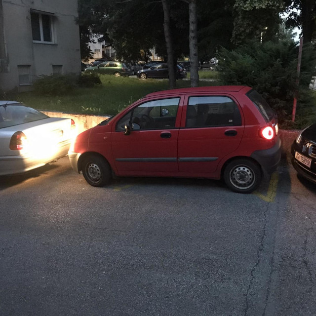 &lt;p&gt;Crveni automobil parkiran u Gajnicama&lt;/p&gt;