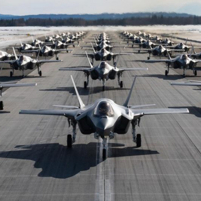 Borbeni avioni pete generacije F-35 Lightning koje proizvodi Lockheed Martin