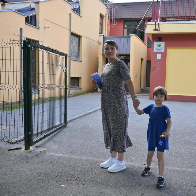Mama Lidija Blažević s autističnim dijetetom ispred vrtića.


 