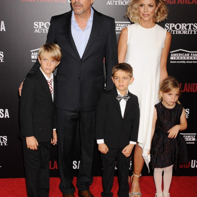 Kevin Costner s uskoro bivšom suprugom i njihovih troje djece