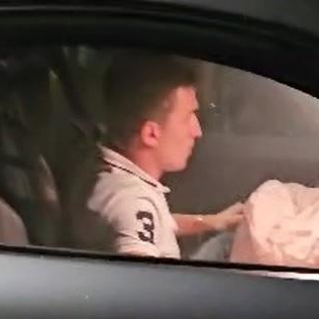 Vozač Mercedesa za volanom nakon nesreće