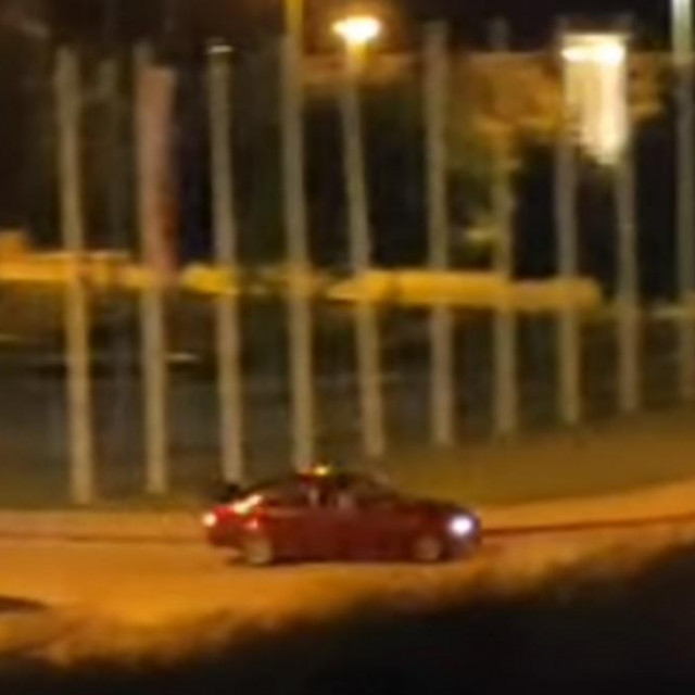 Crveni BMW koji noću divlja na zadarskim ulicama