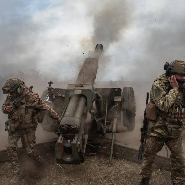 Ilustracija, ukrajinski vojnici pucaju prema ruskim položajima
