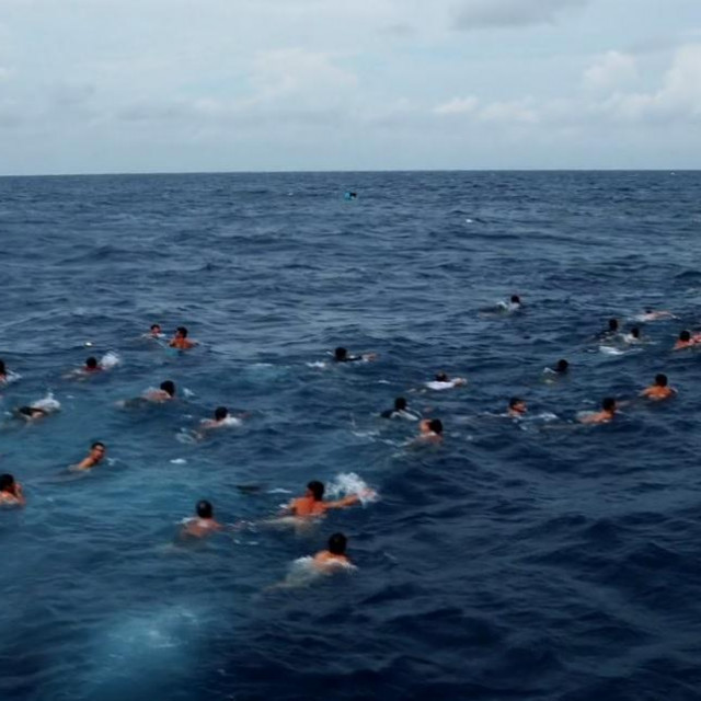 &lt;p&gt;Vijetnamski ribari u moru plivaju prema brodu svoje zemlje&lt;/p&gt;