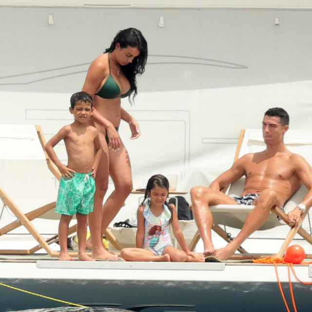 &lt;p&gt;Georgina i Ronaldo s djecom na palubi&lt;/p&gt;