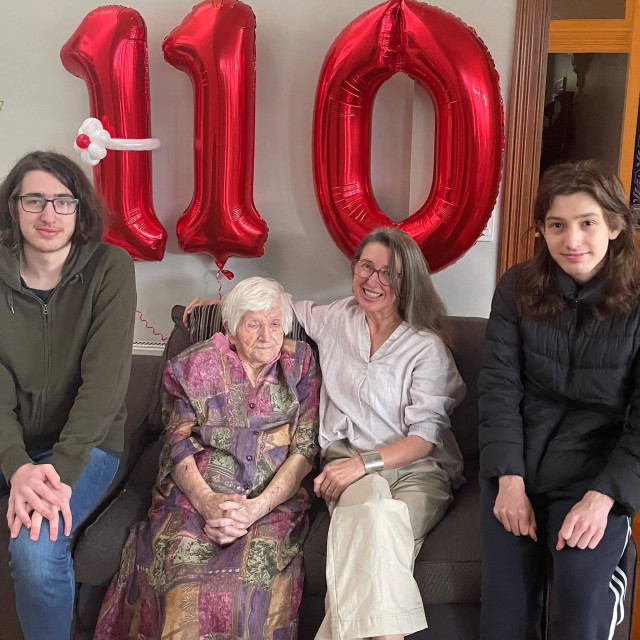 Marija Ruljancich sa svojom unukom i praunucima na proslavi 110. rođendana