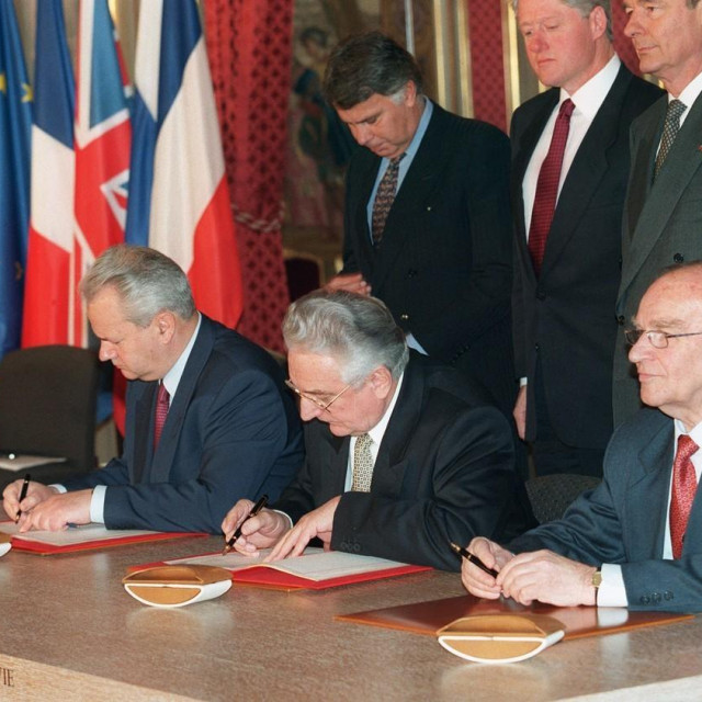 &lt;p&gt;Slobodan Milošević, Franjo Tuđman i Alija Izetbegović potpisuju Daytonski sporazum u Elizejskoj palači u Parizu (prosinac, 1995.)&lt;/p&gt;
