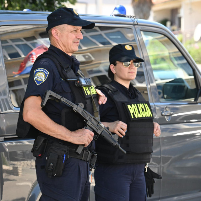 Policija naoružana dugim cijevima u Trogiru
