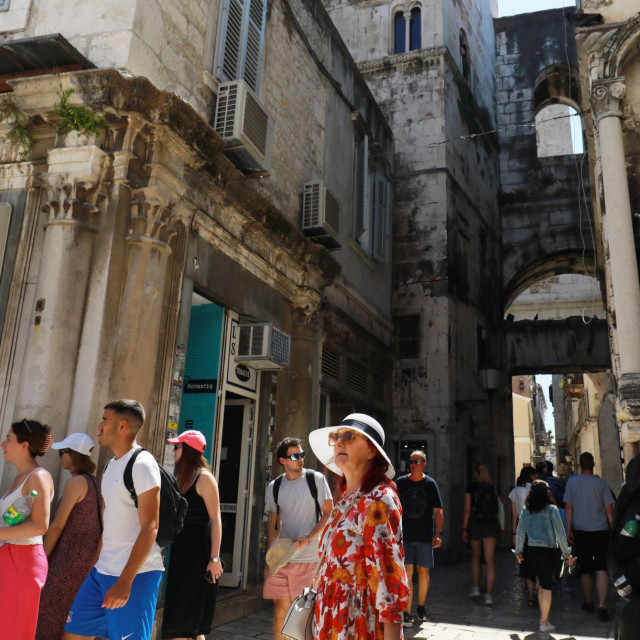 Turisti u Splitu, ilustracija