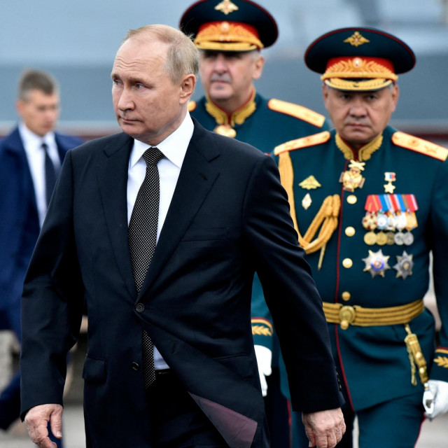Vladimir Putin i Sergej Šojgu (u pozadini)