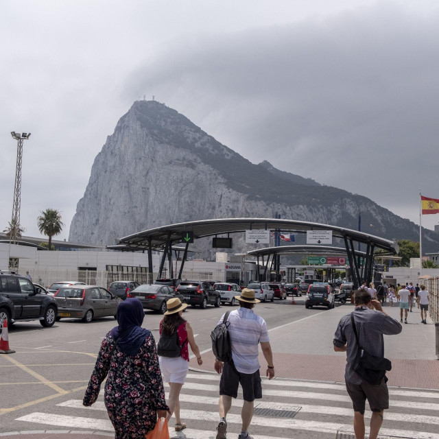 Gibraltar, čija je velika većina građana na Referendumu o članstvu Ujedinjenog Kraljevstva u Europskoj uniji rekla da želi ostati u EU, sada strahuje da će se na njegovoj granici sa Španjolskom stvarati kilometarske kolone te da će španjolski radnici u tu zemlju moći ući tek nakon što prođu dugotrajne kontrole putnih isprava