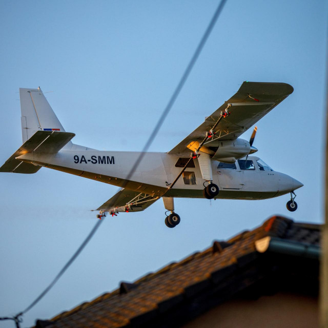 Zaprašivanje komaraca avionom iznad Petrijevaca, naselja u blizini Osijeka