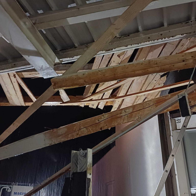 Oštećen krov gimnazije u Litiji