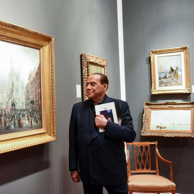 &lt;p&gt;Silvio Berlusconi razgledava umjetnine na prodajnoj izložbi starih majstora u Museo della Permanente&lt;/p&gt;