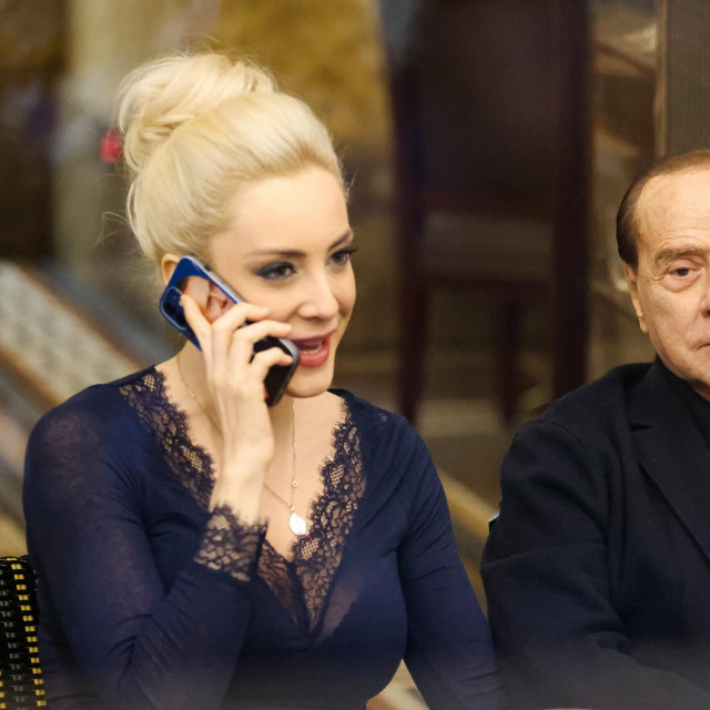 &lt;p&gt;Silvio Berlusconi i Marta Fascina u Galeriji Vittorija Emanuelea u Milanu&lt;/p&gt;
