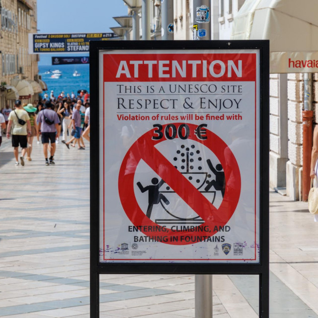 Znakovi upozorenja turistima u staroj gradskoj jezgri u Splitu 