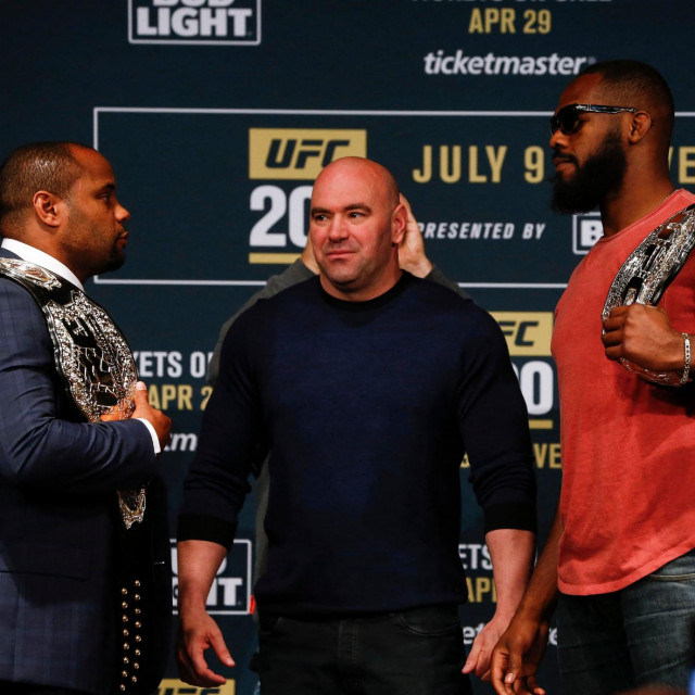 Dana White, Daniel Cormier i Jon Jones 