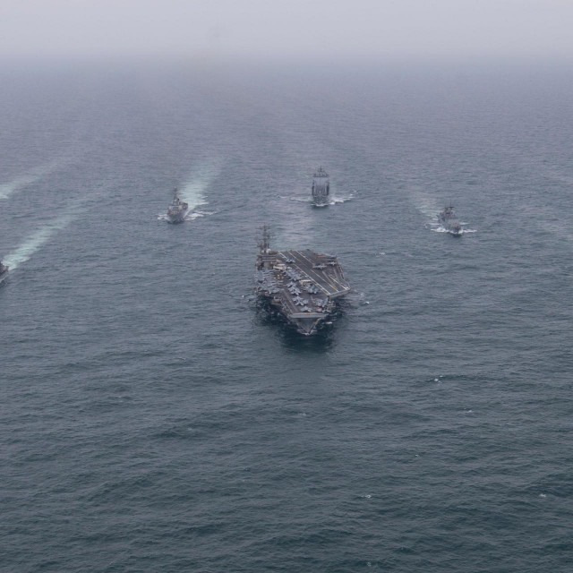 USS Nimitz i popratno brodovlje američke vojske
