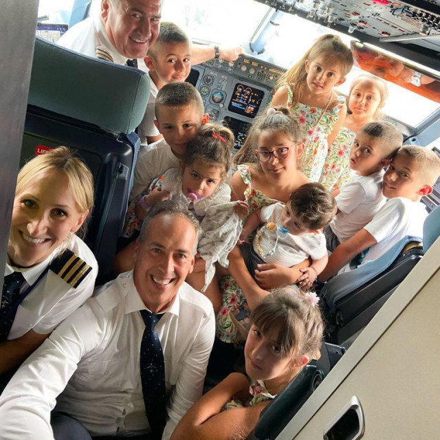 &lt;p&gt;Desetero braće i sestara s pilotom Croatia Airlinesa&lt;/p&gt;