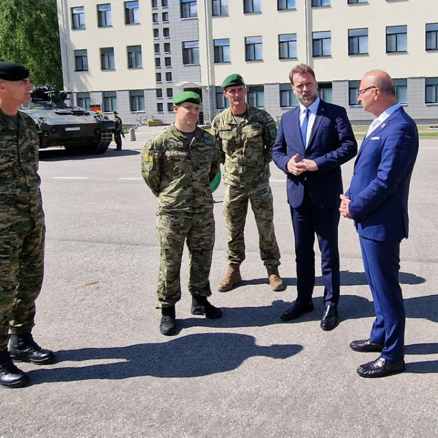 Dvojica ministara posjetila su u utorak hrvatske vojnike u misiji NATO-a u Rukli, stotinjak kilometara udaljenoj od Vilniusa.