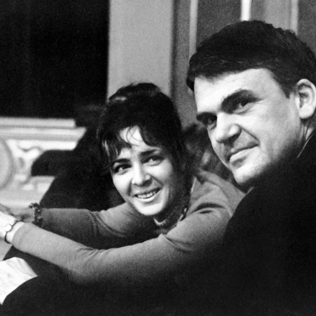 &lt;p&gt; Milan Kundera sa suprugom u Pragu 14. listopada 1973.  (Photo by AFP)&lt;/p&gt;