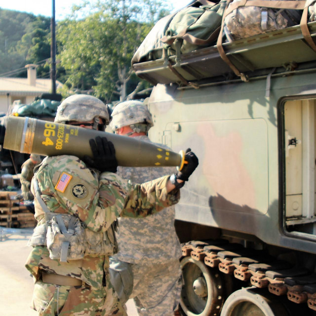 Američki vojnik nosi projektil koji sadrži kasetno streljivo