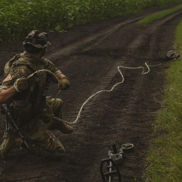 Ukrajinski vojnik uklanja mine u okolici Donjecka