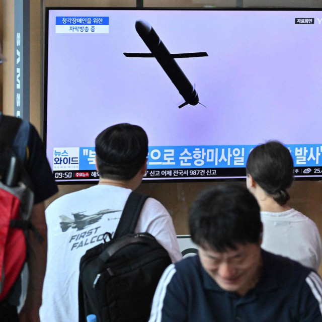 Prijenos lansiranja gledao se na željezničkom kolodvoru u Seulu