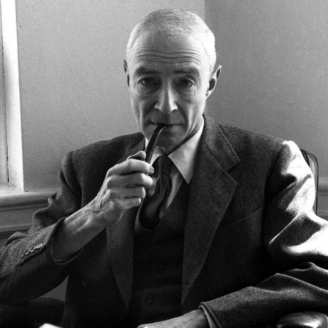 &lt;p&gt;Kritičari diljem svijeta oduševljeni su filmom u kojemu fizičara Roberta Oppenheimera, znanstvenog voditelja projekta Manhattan koji je doveo do atomske bombe, glumi odličan irski glumac Cillian Murphy&lt;/p&gt;