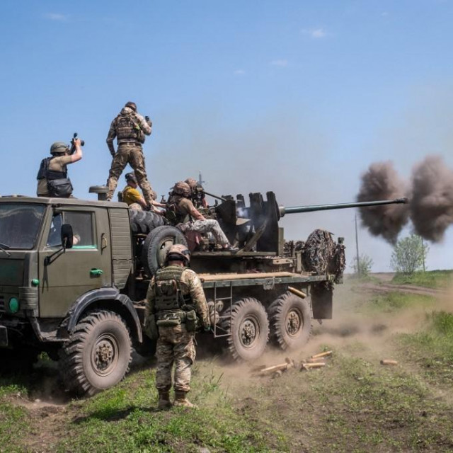 Ukrajinski vojnici napadaju ruske pozicije kod Bahmuta