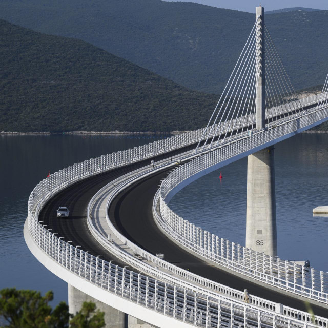 &lt;p&gt;Most, najveći i najmarkantnji ”zalogaj” cijelog projekta ukupne je duljine 2.404 metara, sa šest glavnih stupova i trinaest raspona od čelika duljine od 72 do 285 metara, dok se visinom od 55 metara udovoljilo zahtjevu Bosne i Hercegovine za osiguranjem nesmetanog prolaska brodova do Neuma&lt;/p&gt;