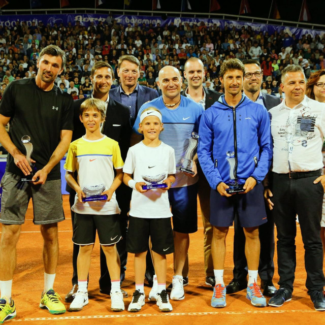 &lt;p&gt;Dino Prižmić pored Gorana Ivaniševića, na fotografiji su i Andre Agassi i Juan Carlos Ferrero (2016.)&lt;/p&gt;