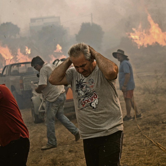 &lt;p&gt;Tisuće turista pobjegle su pred šumskim požarima koji su zahvatili goleme dijelove grčkoga otoka Rodosa&lt;/p&gt;