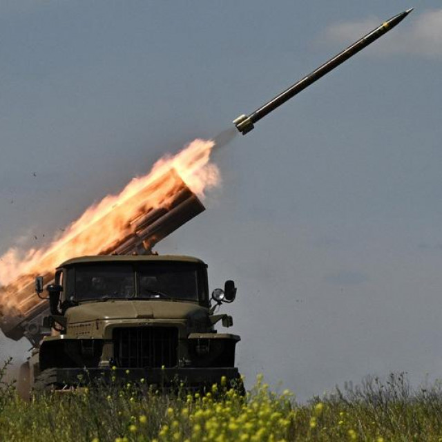 &lt;p&gt;Ukrajinske snage ispaljuju raketu s višecijevnog raketnog bacača BM-21 Grad&lt;/p&gt;