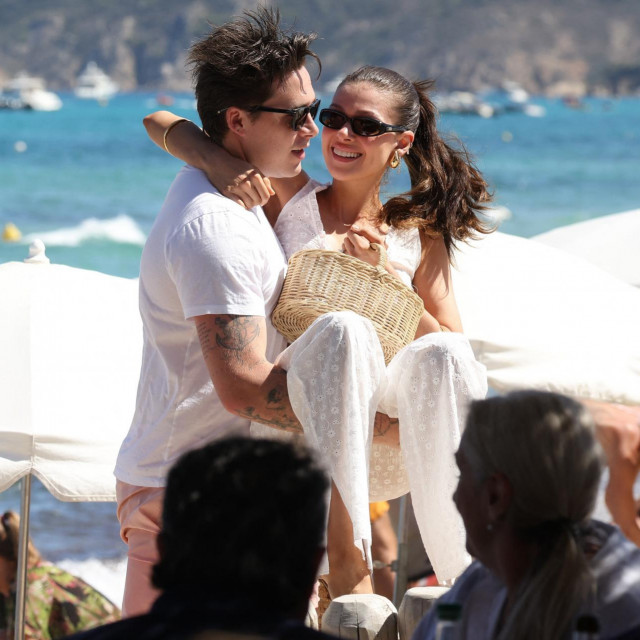 &lt;p&gt;Brooklyn Beckham s obitelji svoje supruge Nicola Peltz ljetuje na Azurnoj obali&lt;/p&gt;