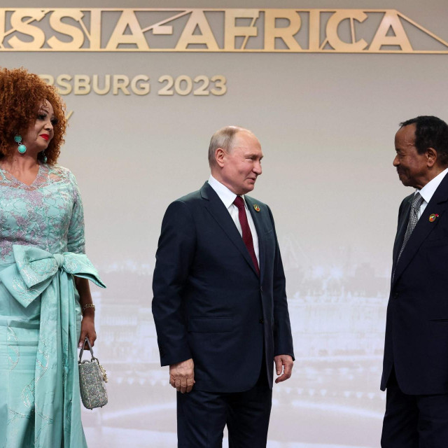 Vladimir Putin s predsjednikom Kameruna Paulom Biyom i njegovom suprugom Chantal