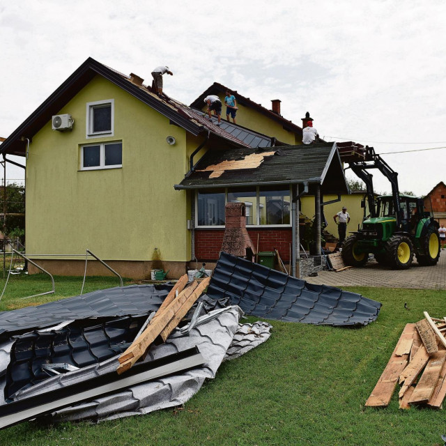 Popravak krovišta kuće mlade obitelji iz Šiškovaca - Ivone i Brune Blaževića