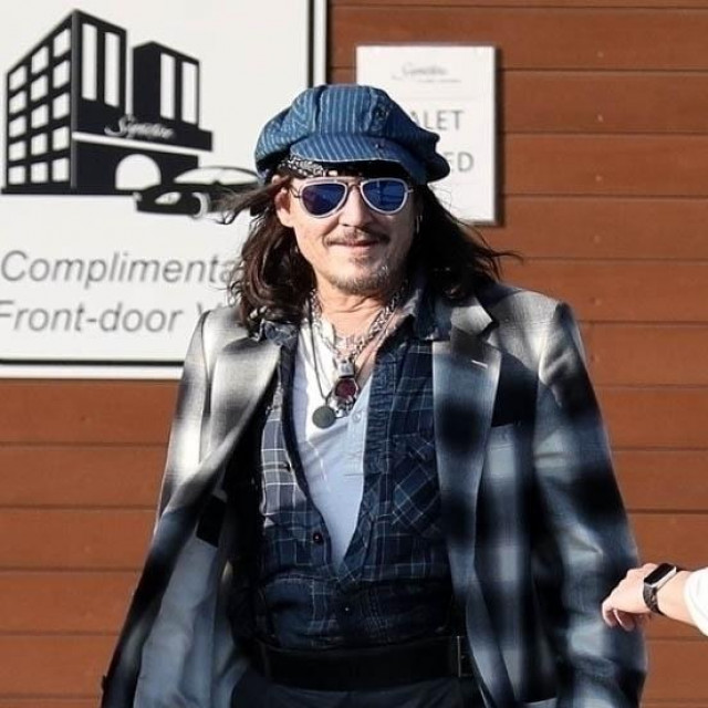 &lt;p&gt;Johnny Depp nakon izlaska iz privatnog zrakoplova&lt;/p&gt;