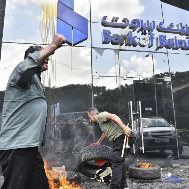 Prosvjedi ispred lokalne banke u Beirutu