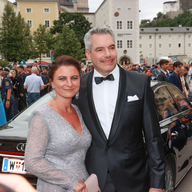 Austrijski kancelar Karl Nehammer sa suprugom