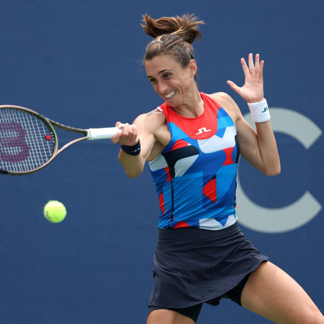 WASHINGTON, DC - AUGUST 01: Petra Martic of Croatia returns a shot to Sorana Cirstea of Romania during Day 4 of the Mubadala Citi DC Open at Rock Creek Tennis Center on August 01, 2023 in Washington, DC. Rob Carr/Getty Images/AFP (Photo by Rob Carr/GETTY IMAGES NORTH AMERICA/Getty Images via AFP)