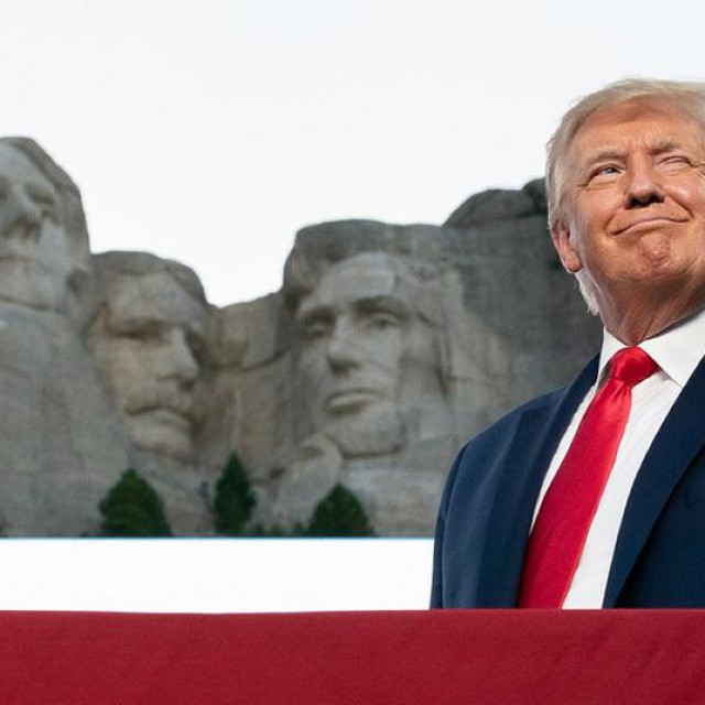 &lt;p&gt;Donald Trump ispred spomenika veliki američkim predsjednicima u Mount Rushmoreu&lt;/p&gt;