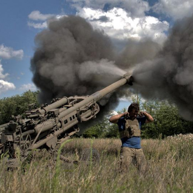 Ukrajinski vojnici pucaju iz haubice M777 u oblasti Zaporižje
