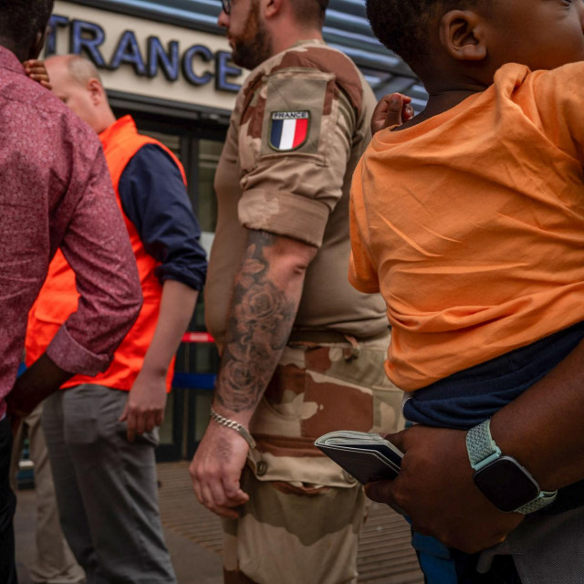 &lt;p&gt;Francuski vojnik ispred međunarodne zračne luke Diori Hamani u Niameyu&lt;/p&gt;