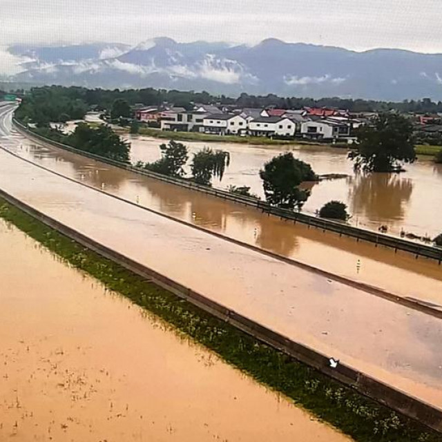 Poplavljena autocesta u Sloveniji