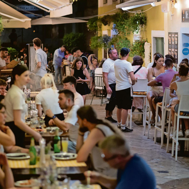 Zadar, 180723.Zadarski Poluotok je prepun turista koji uzivaju u setnji gradom te ponudi gradskih restorana..FotoLuka Gerlanc/CROPIX