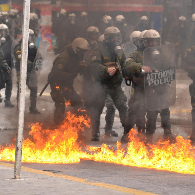 Ilustracija: Neredi u Ateni