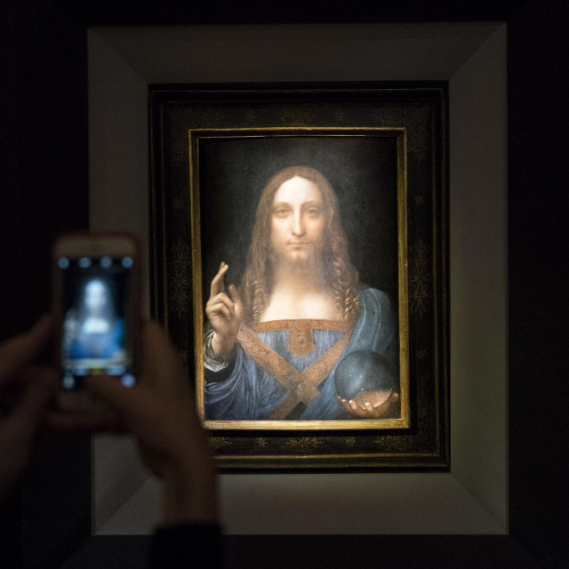 &lt;p&gt;Posjetitelj fotografira sliku ‘Salvator Mundi‘  Leonarda da Vincija, aukcijska kuća Christie‘s New York, 2017.&lt;/p&gt;
