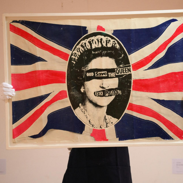&lt;p&gt;Jamie Reid, ”God Save the Queen”, rad izložen u Londonu u listopadu 2022. godine kao dio Stolper-Wilson Collection memorabilije Sex Pistolsa, ususret aukciji u kući Sotheby‘s.&lt;/p&gt;