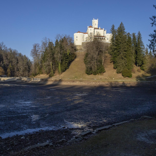 Dvorac Trakošćan s pripadajućim jezerom